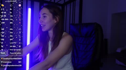 Snapshot of agelina_summer chatting on January 1, 10:46 pm Agelina Lilly Laura online show from January 1, 10:46 pm