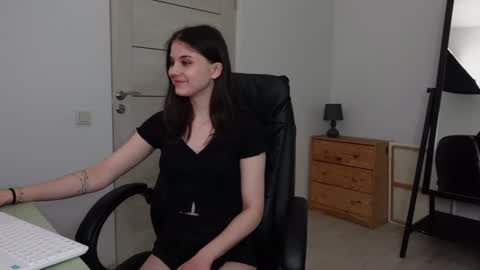 Snapshot of agelina_summer chatting on January 5, 2:38 am Agelina Lilly Laura online show from January 5, 2:38 am
