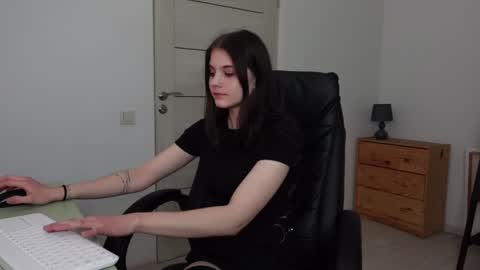 Snapshot of agelina_summer chatting on January 5, 9:14 pm Agelina Lilly Laura online show from January 5, 9:14 pm