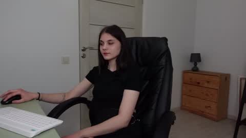 Snapshot of agelina_summer chatting on January 6, 12:16 am Agelina Lilly Laura online show from January 6, 12:16 am