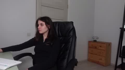 Snapshot of agelina_summer chatting on January 18, 9:24 pm Agelina Lilly Laura online show from January 18, 9:24 pm
