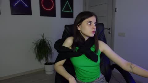 Snapshot of agelina_summer chatting on January 21, 1:43 pm Agelina Lilly Laura online show from January 21, 1:43 pm