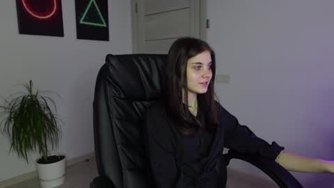 Snapshot of agelina_summer chatting on January 22, 1:42 pm Agelina Lilly Laura online show from January 22, 1:42 pm