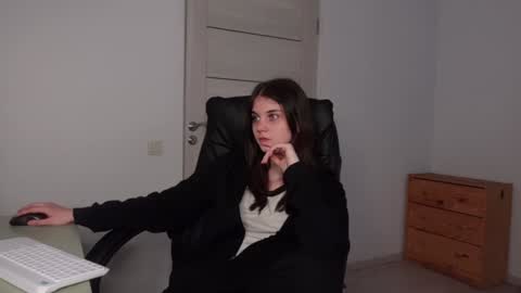 Snapshot of agelina_summer chatting on January 25, 9:04 am Agelina Lilly Laura online show from January 25, 9:04 am