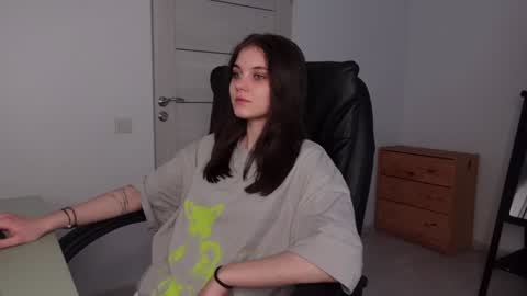 Snapshot of agelina_summer chatting on January 26, 8:14 am Agelina Lilly Laura online show from January 26, 8:14 am