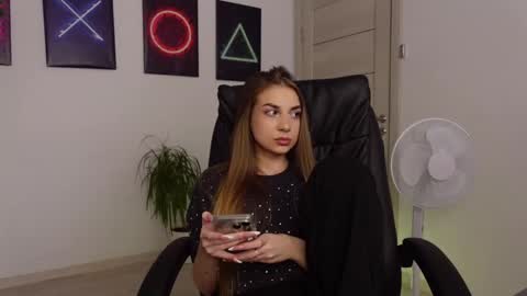 Snapshot of agelina_summer chatting on February 15, 9:49 am Agelina Lilly Laura online show from February 15, 9:49 am