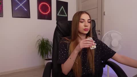 Snapshot of agelina_summer chatting on February 15, 12:54 pm Agelina Lilly Laura online show from February 15, 12:54 pm