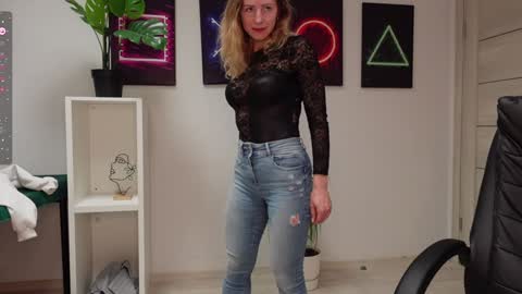 Snapshot of agelina_summer chatting on February 26, 7:20 am Agelina Lilly Laura online show from February 26, 7:20 am