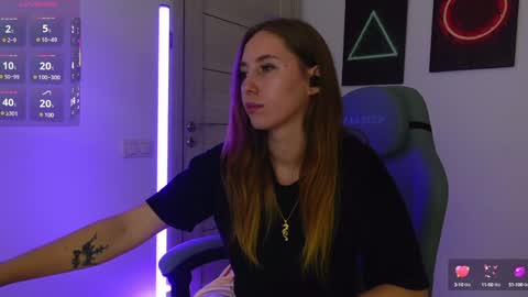 Snapshot of agelina_summer chatting on September 18, 2:08 pm Agelina Lilly Laura online show from September 18, 2:08 pm