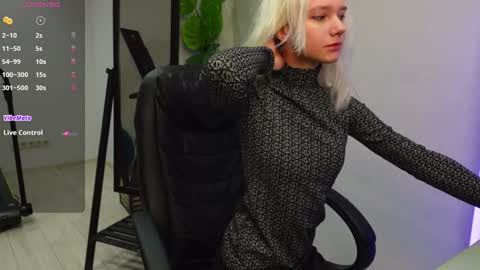 Snapshot of agelina_summer chatting on January 17, 6:40 am Agelina Lilly Laura online show from January 17, 6:40 am