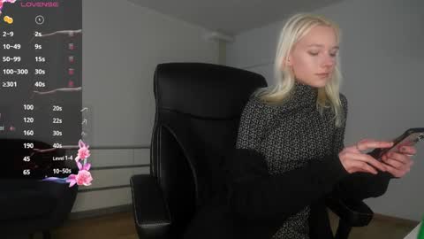 Snapshot of agelina_summer chatting on February 25, 1:21 pm Agelina Lilly Laura online show from February 25, 1:21 pm
