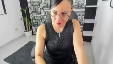 Snapshot of aghata_moon chatting on December 10, 11:22 am Aghata Moon online show from December 10, 11:22 am