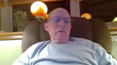 aguynrkfrd online show from April 12, 9:14 am