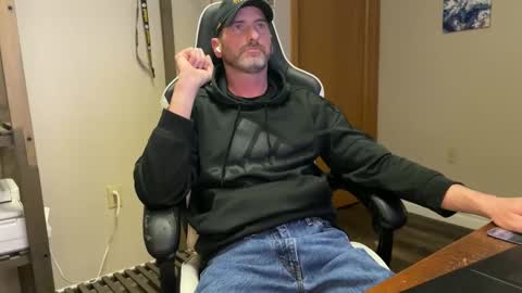 Snapshot of ah_shucks_ chatting on April 5, 4:31 am AhShucks online show from April 5, 4:31 am