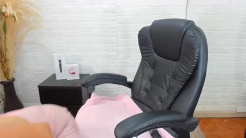 Snapshot of ahisha09 chatting on February 18, 3:43 pm Ahisha online show from February 18, 3:43 pm