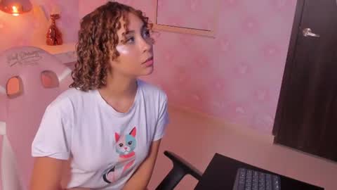 Snapshot of ahny_sweet chatting on June 19, 3:49 pm Ahny Sweet online show from June 19, 3:49 pm