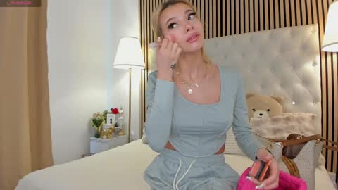 Sarah online show from April 15, 8:10 am