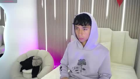 Snapshot of aiden_rivers_ chatting on February 18, 12:34 pm Aiden online show from February 18, 12:34 pm