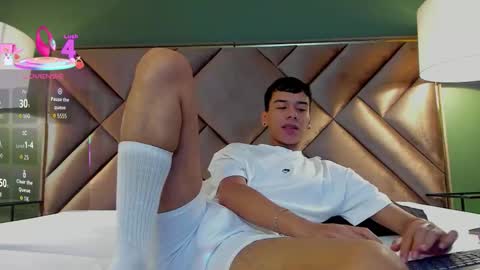 Snapshot of aiden_royce chatting on November 28, 5:43 am aiden_royce online show from November 28, 5:43 am