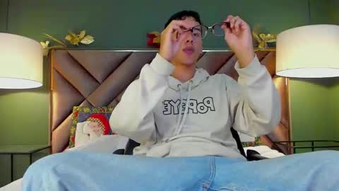 Snapshot of aiden_royce chatting on December 4, 5:17 am aiden_royce online show from December 4, 5:17 am