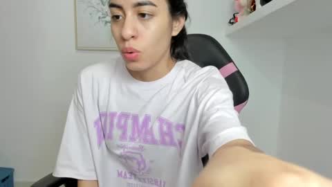 Snapshot of aitana05 chatting on March 12, 12:20 am VALENTINA independent online show from March 12, 12:20 am