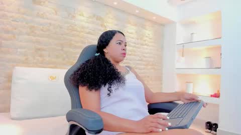 Snapshot of aitana_cole chatting on February 26, 3:38 am AITANA online show from February 26, 3:38 am