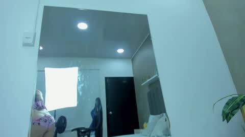 Snapshot of aixa_lopezz_ chatting on April 22, 2:03 am A I X A online show from April 22, 2:03 am