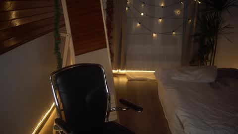 Snapshot of akaneiro_demon chatting on December 18, 4:39 pm Akaneiro online show from December 18, 4:39 pm