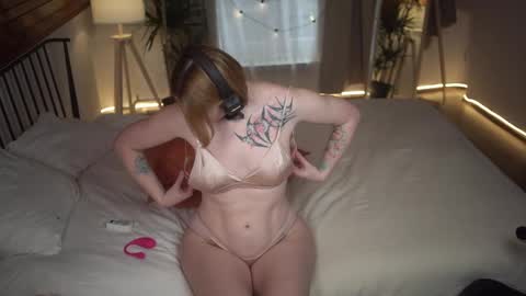 Snapshot of akaneiro_demon chatting on February 18, 1:55 pm Akaneiro online show from February 18, 1:55 pm