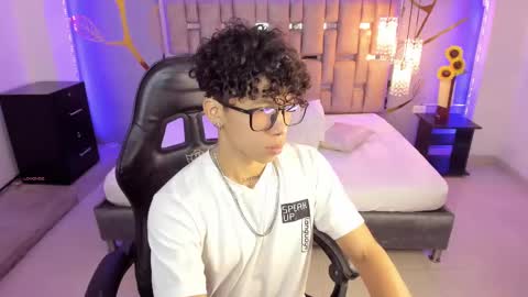 akazaboy online show from March 2, 4:28 am