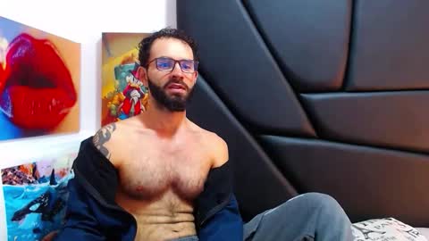 Snapshot of akiles_r chatting on February 12, 11:33 pm akiles online show from February 12, 11:33 pm