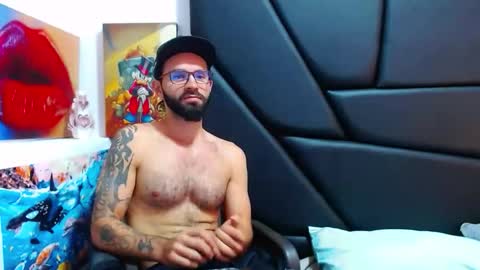 Snapshot of akiles_r chatting on February 19, 12:06 am akiles online show from February 19, 12:06 am