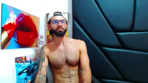 Snapshot of akiles_r chatting on March 3, 12:06 am akiles online show from March 3, 12:06 am