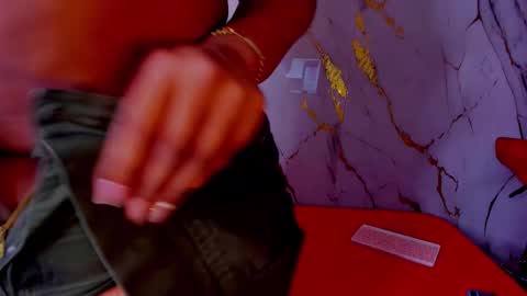 Snapshot of alahia_rivera chatting on January 17, 10:35 pm alahia rivera online show from January 17, 10:35 pm