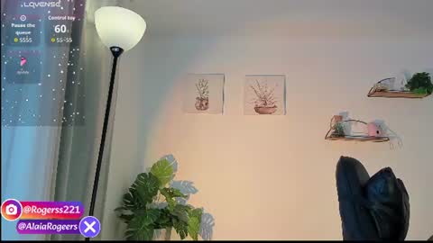 Snapshot of alaiarogerss chatting on July 25, 11:41 am online show from July 25, 11:41 am
