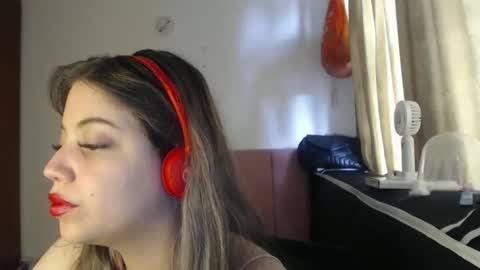 Snapshot of alaina_blessed chatting on May 1, 8:35 pm alaina_blessed online show from May 1, 8:35 pm