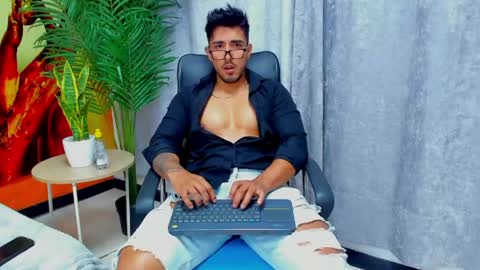 Snapshot of alan_greek_1 chatting on May 17, 5:09 pm Alan greek online show from May 17, 5:09 pm