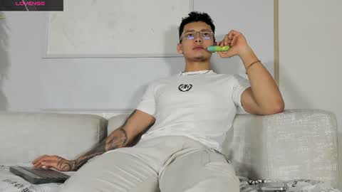 alan_salazar online show from June 18, 5:39 pm