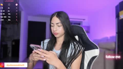 Snapshot of alannah__ chatting on December 4, 2:20 am online show from December 4, 2:20 am