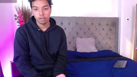 Snapshot of ale_and_shian chatting on November 28, 7:38 pm Ale and shian online show from November 28, 7:38 pm