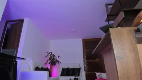 A L E J A N D R A online show from January 25, 2:37 am