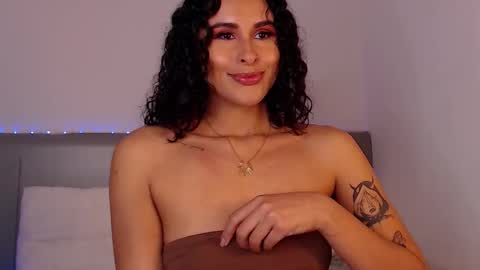 Snapshot of alejandraray chatting on November 8, 5:01 pm Danna Ray online show from November 8, 5:01 pm