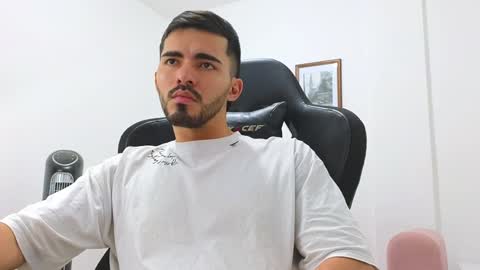 alejandroo_7 online show from January 7, 11:56 pm