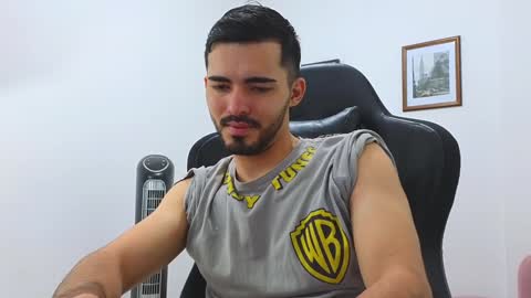 alejandroo_7 online show from January 8, 8:39 pm