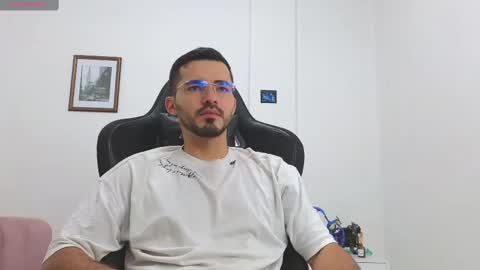 alejandroo_7 online show from October 25, 4:13 pm