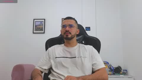 alejandroo_7 online show from January 7, 4:31 pm