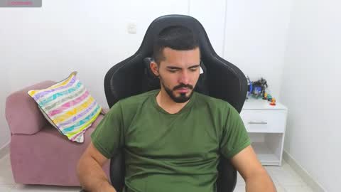 alejandroo_7 online show from February 4, 6:25 pm