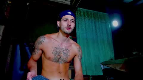 Snapshot of alejo_323__ chatting on June 17, 2:14 am alejo_323__ online show from June 17, 2:14 am