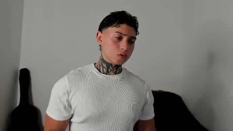 Snapshot of alessandro_wolf chatting on June 22, 9:34 pm Alessandro online show from June 22, 9:34 pm