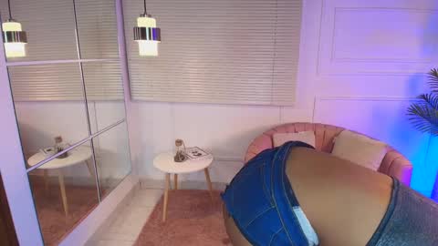 Snapshot of alessia_moon1 chatting on October 10, 12:37 pm Alejandra online show from October 10, 12:37 pm